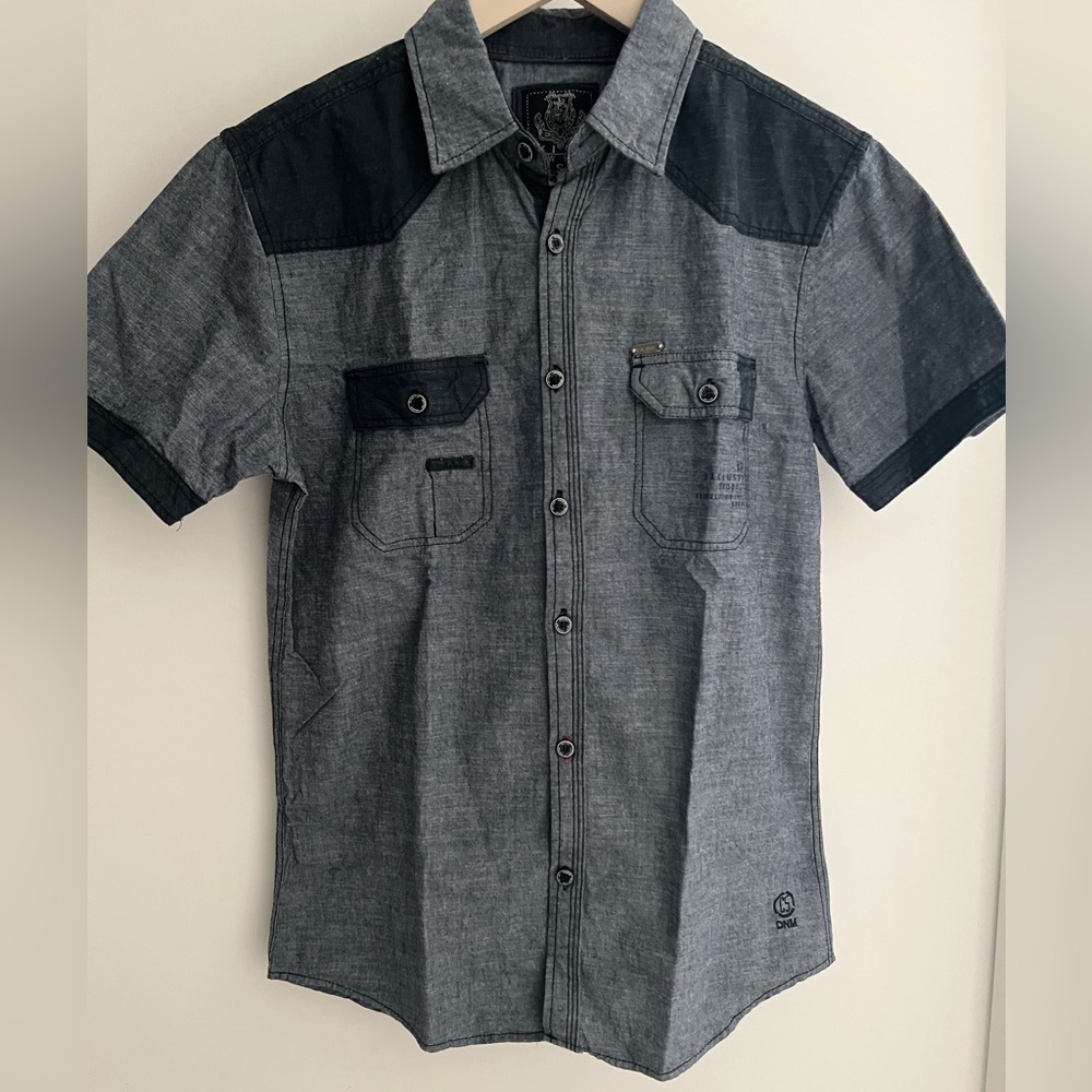 Men's Short-Sleeve Button-Down Shirt in blue with Contrast Yoke. Size S